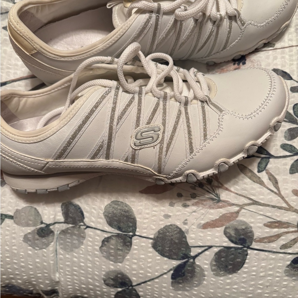 Skechers Women's White and Cream Sneakers